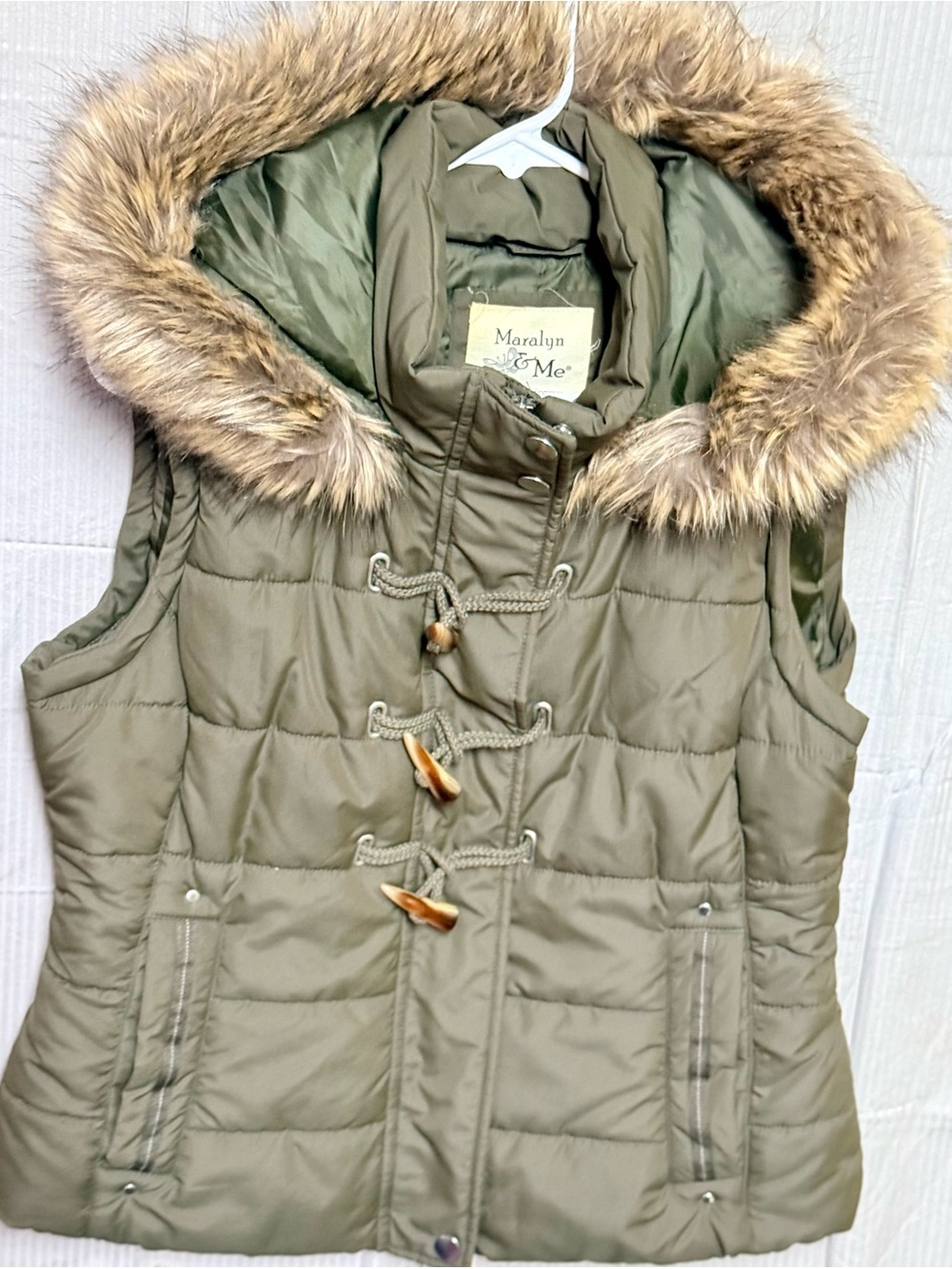 Maralyn & Me Olive Green Hooded Puffer Vest Faux Fur Toggle Size Large
